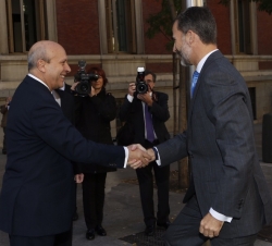 Su Majestad el Rey es recibido a su llegada a la Real Academia Española por el ministro de Educación, Cultura y Deporte, José Ignacio Wert